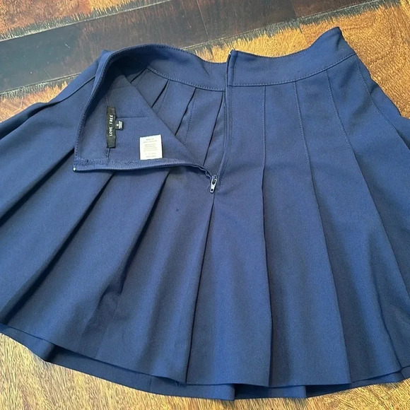 Love Tree Small skater skirt. EUC - Picture 5 of 5